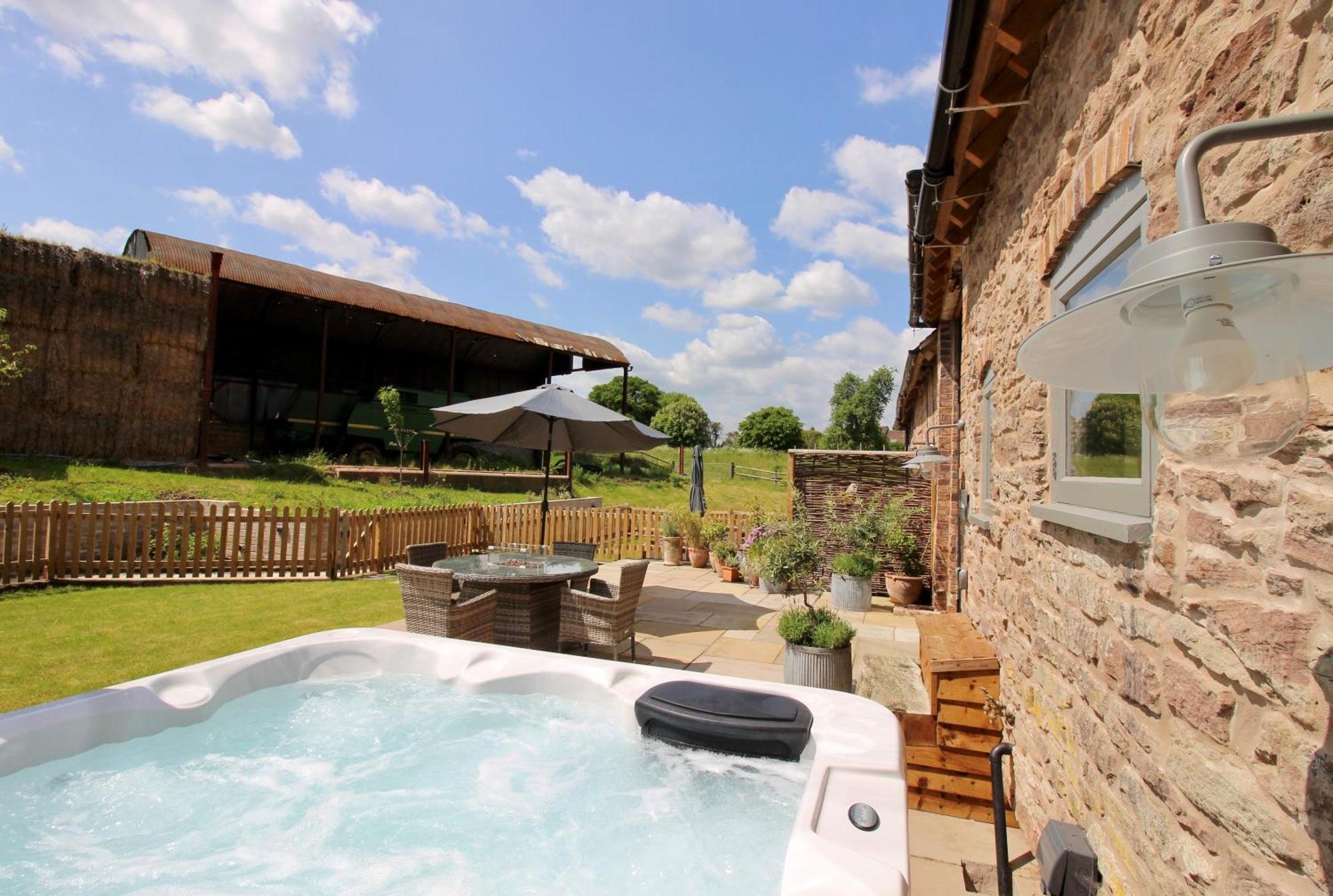 The Cart House - Beautiful Contemporary Barn - Hot Tub Lägenhet Bridgnorth Exteriör bild