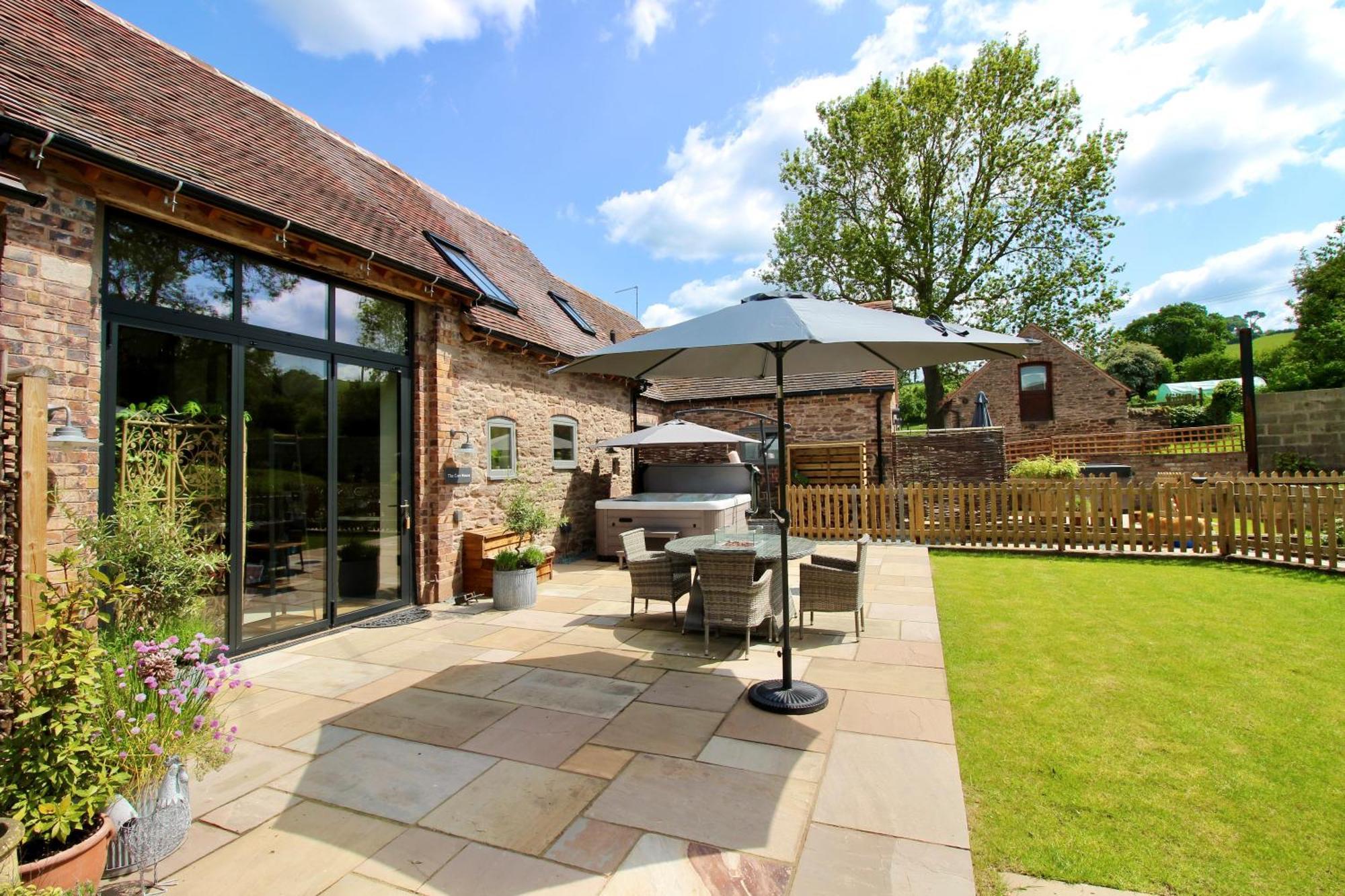 The Cart House - Beautiful Contemporary Barn - Hot Tub Lägenhet Bridgnorth Exteriör bild