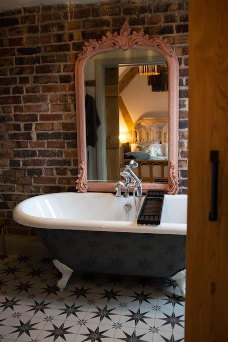 The Cart House - Beautiful Contemporary Barn - Hot Tub Lägenhet Bridgnorth Exteriör bild