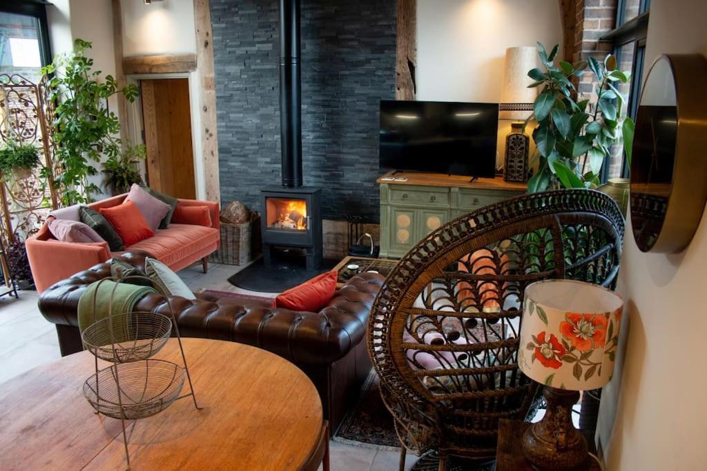 The Cart House - Beautiful Contemporary Barn - Hot Tub Lägenhet Bridgnorth Exteriör bild